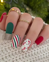 Arte de uñas navideño corto mate con elementos navideños