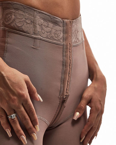 Short Push Up Faja De Encaje Con Tres Broches