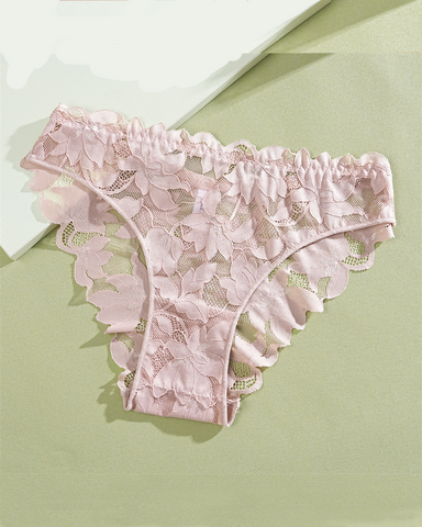 Bikini semitransparente de talle bajo con encaje que cubre los glúteos
