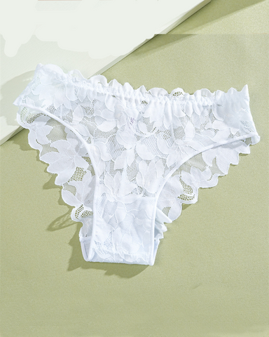 Bikini semitransparente de talle bajo con encaje que cubre los glúteos