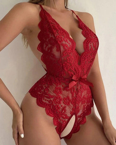Pijama de una pieza con escote en V profundo, encaje floral translúcido, espalda cruzada y diseño de entrepierna abierta