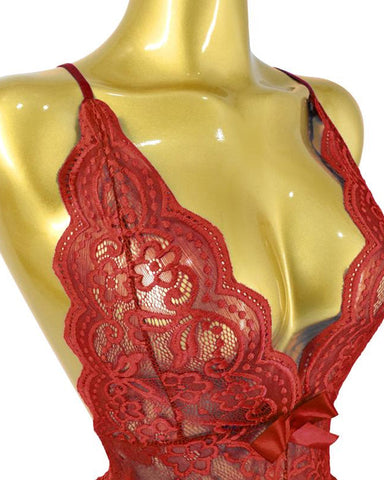 Pijama de una pieza con escote en V profundo, encaje floral translúcido, espalda cruzada y diseño de entrepierna abierta