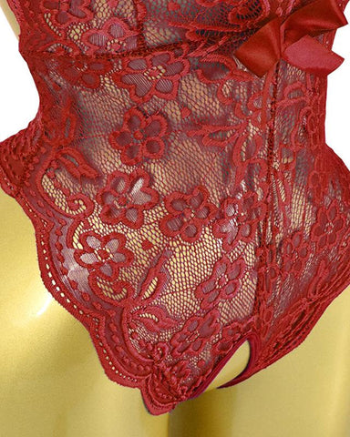 Pijama de una pieza con escote en V profundo, encaje floral translúcido, espalda cruzada y diseño de entrepierna abierta