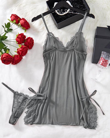 Conjunto de camisón y tanga con tirantes, encaje en contraste y detalle de lazo