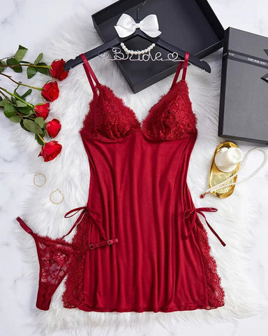 Conjunto de camisón y tanga con tirantes, encaje en contraste y detalle de lazo