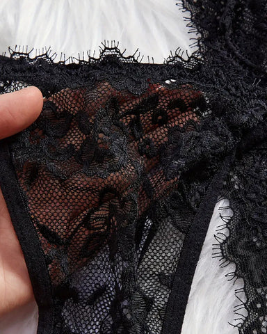 Conjunto de camisón y tanga con tirantes, encaje en contraste y detalle de lazo