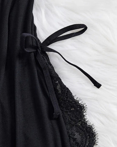 Conjunto de camisón y tanga con tirantes, encaje en contraste y detalle de lazo