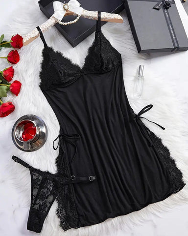 Conjunto de camisón y tanga con tirantes, encaje en contraste y detalle de lazo