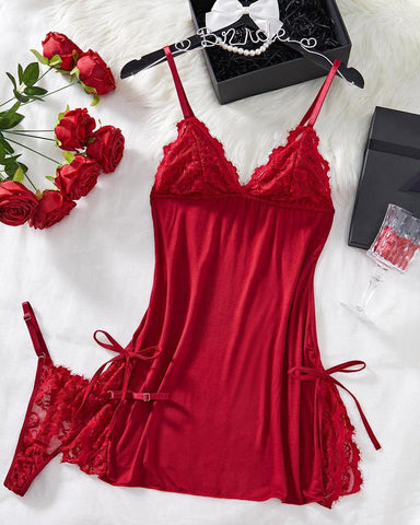 Conjunto de camisón y tanga con tirantes, encaje en contraste y detalle de lazo