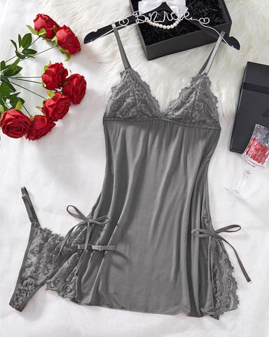 Conjunto de camisón y tanga con tirantes, encaje en contraste y detalle de lazo