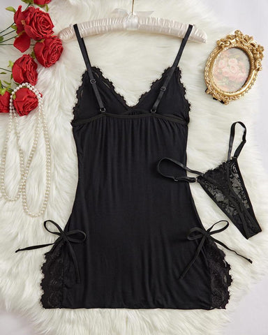 Conjunto de camisón y tanga con tirantes, encaje en contraste y detalle de lazo