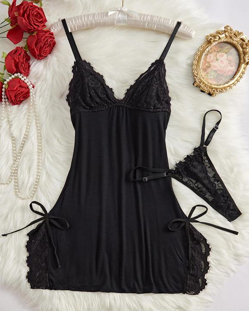 Conjunto de camisón y tanga con tirantes, encaje en contraste y detalle de lazo
