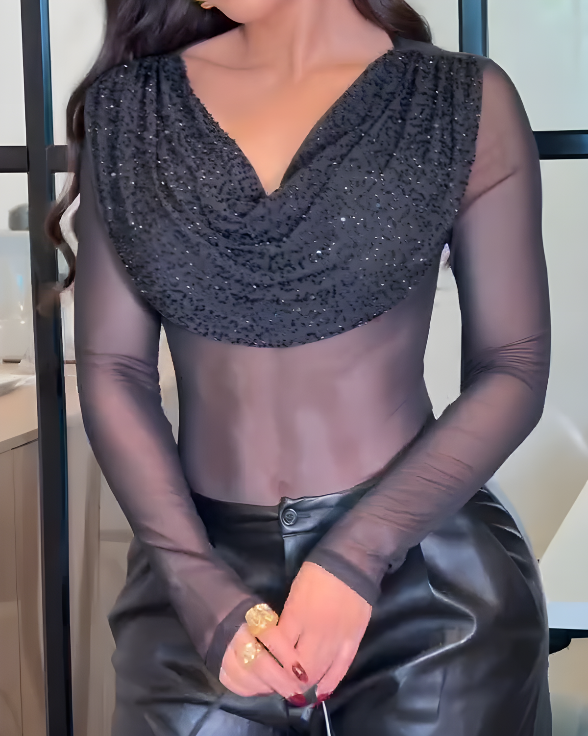 Top de manga larga de malla con cuello drapeado para mujer