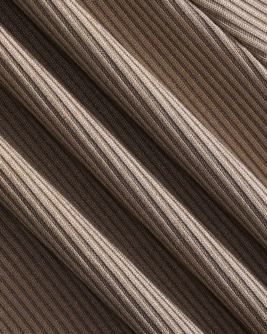 Mono de corte entallado con cuello de muesca acanalado de punto informal liso