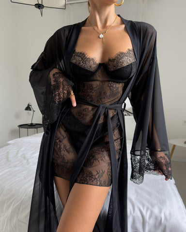 Conjunto de vestido lencero transparente de encaje y malla con bata de manga larga