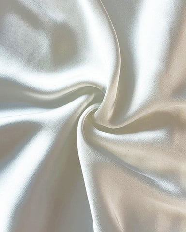 Camisón de satén con encaje, escote en V profundo, estampado de lunares y espalda descubierta