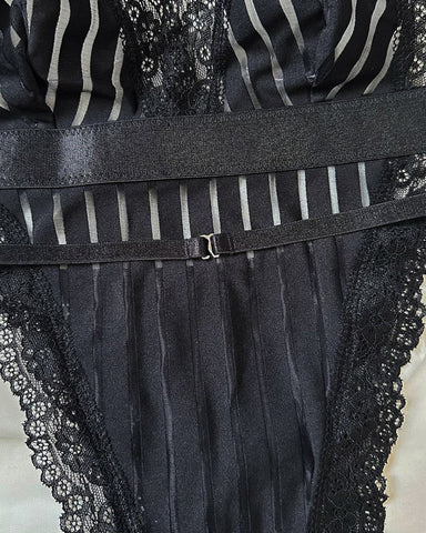 Body de lencería sexy de malla transparente con rayas y ribete de encaje y escote en V profundo
