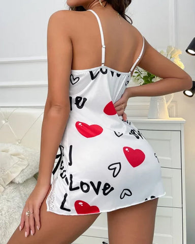 Camisón corto con abertura y estampado de letras de corazones para San Valentín