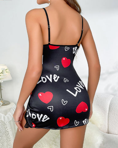 Camisón corto con abertura y estampado de letras de corazones para San Valentín