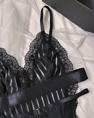 Body de lencería sexy de malla transparente con rayas y ribete de encaje y escote en V profundo