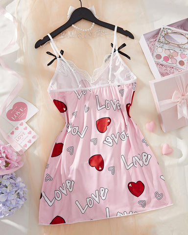Camisón corto con abertura y estampado de letras de corazones para San Valentín