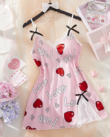 Camisón corto con abertura y estampado de letras de corazones para San Valentín