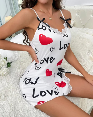 Camisón corto con abertura y estampado de letras de corazones para San Valentín